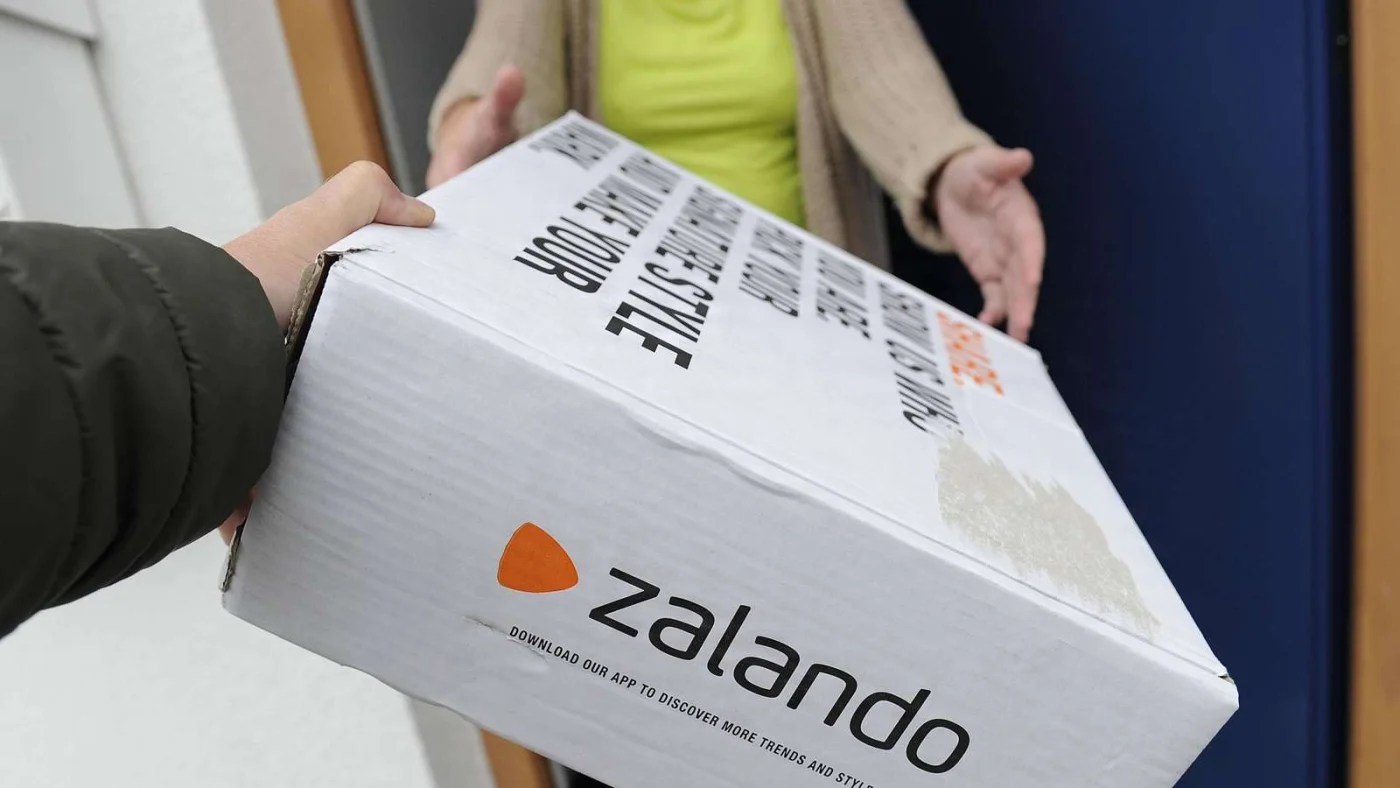 Person nimmt Zalando-Paket entgegen.