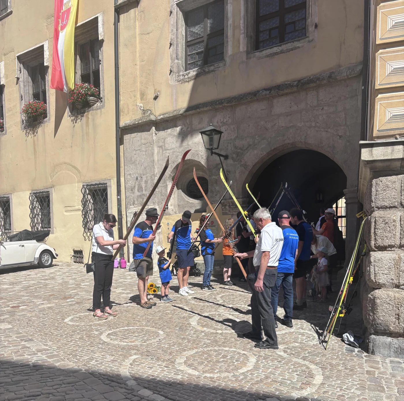 Spalierstehen: Warum in Regensburg plötzlich Ski und Schläuche den Weg versperren