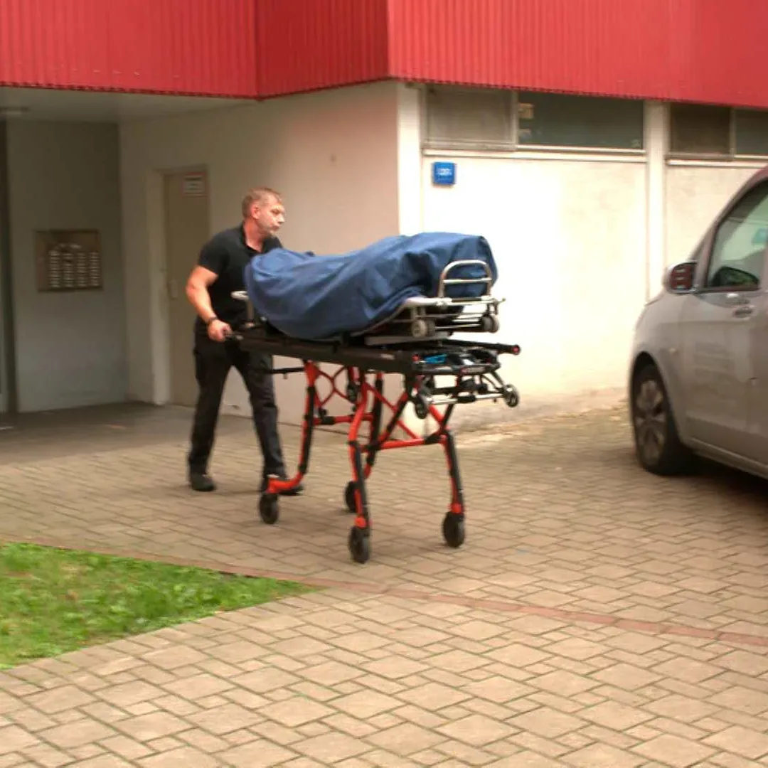 Polizei und Spurensicherung vor einem Hochhaus in Dortmund