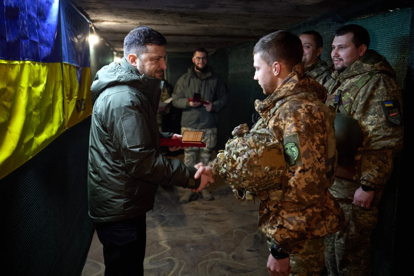 Präsident Selenskyj zusammen mit ukrainischen Soldaten