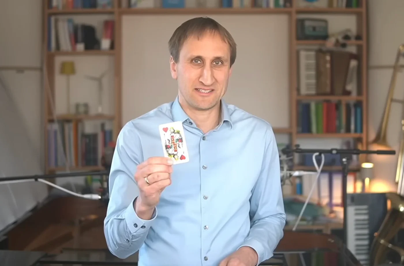 Professor Michael Sterner hält einen Herzkönig in die Kamera