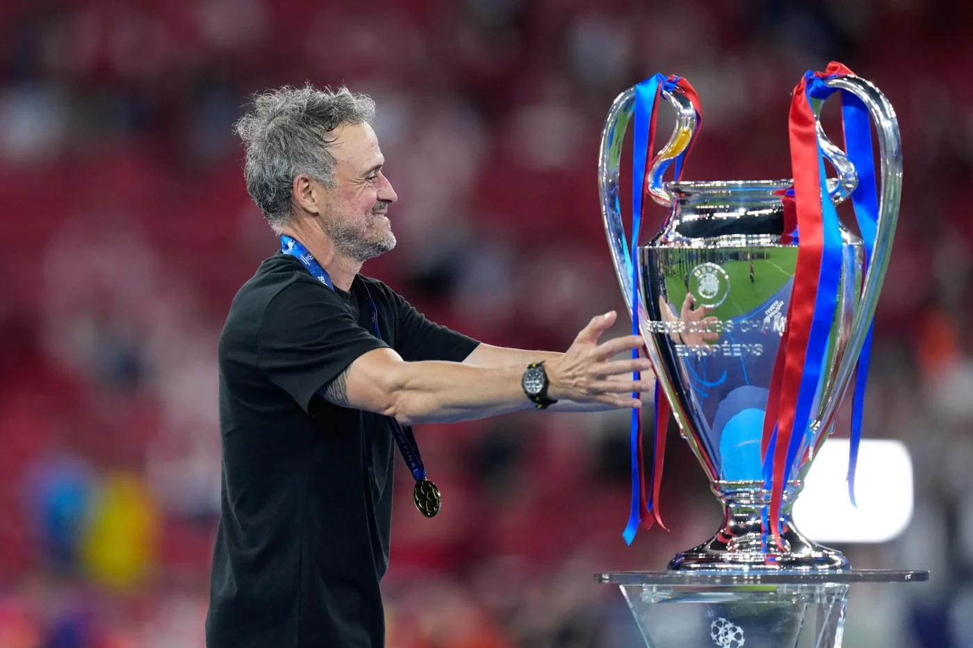 PSGs Cheftrainer Luis Enrique geht nach dem Finale auf den Pokal zu