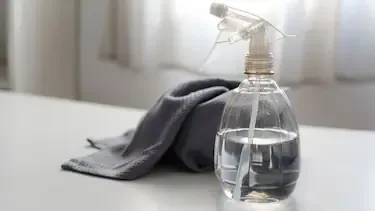 Pulverizar vinagre debajo de la cama: para qué es útil y por qué sugieren hacerlo
