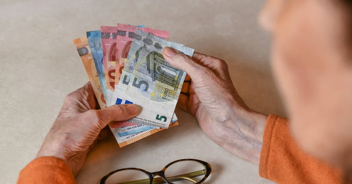 Rente aus 3 Ländern: 69-Jährige muss 1.626 Euro Steuern nachzahlen