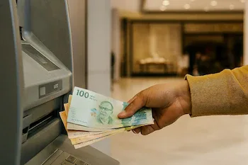 Retiro de dinero en cajeros colombianos | VisualesIA
