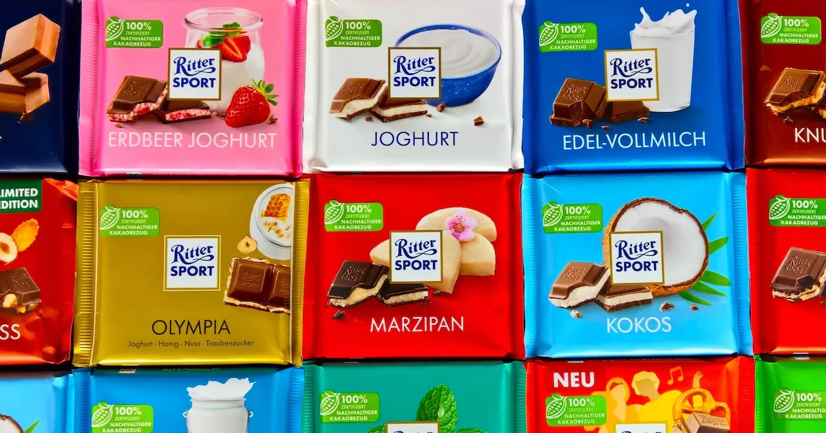 Ritter Sport überklebt Nachhaltigkeitsversprechen: Was hinter den neuen Stickern steckt