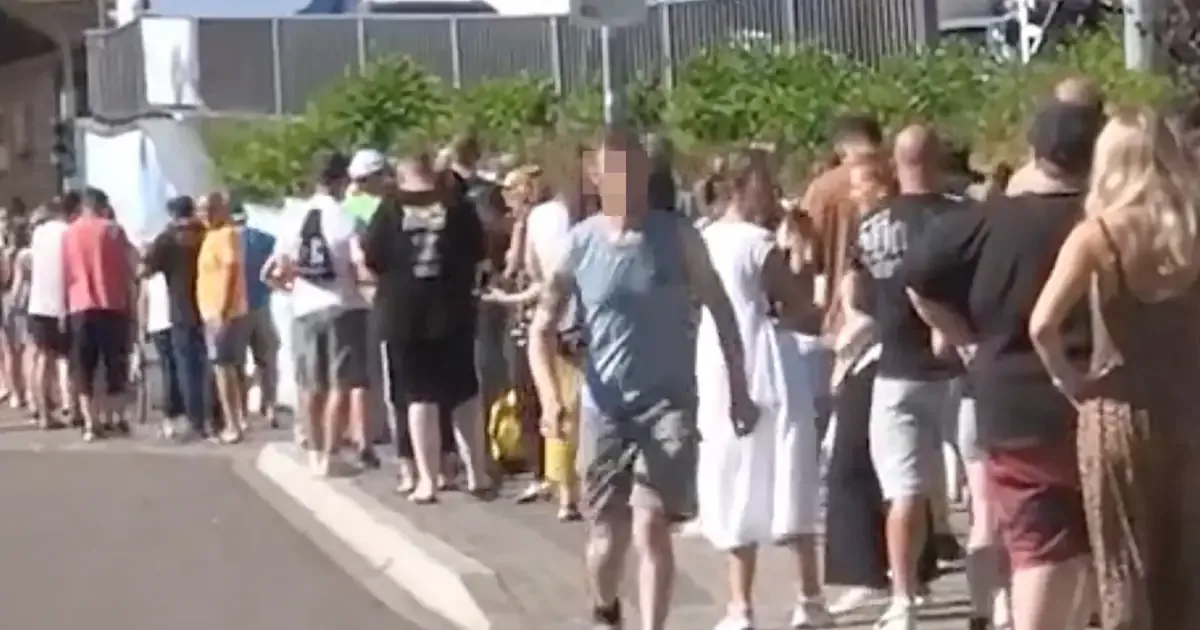 Run auf Sonnenfinsternis-Brillen: Hunderte stehen für Schutzbrillen Schlange