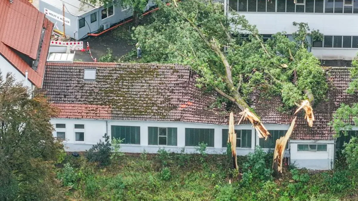 Rund 100 Häuser beschädigt: Polizei riegelt Bohlingen nach Unwetter ab