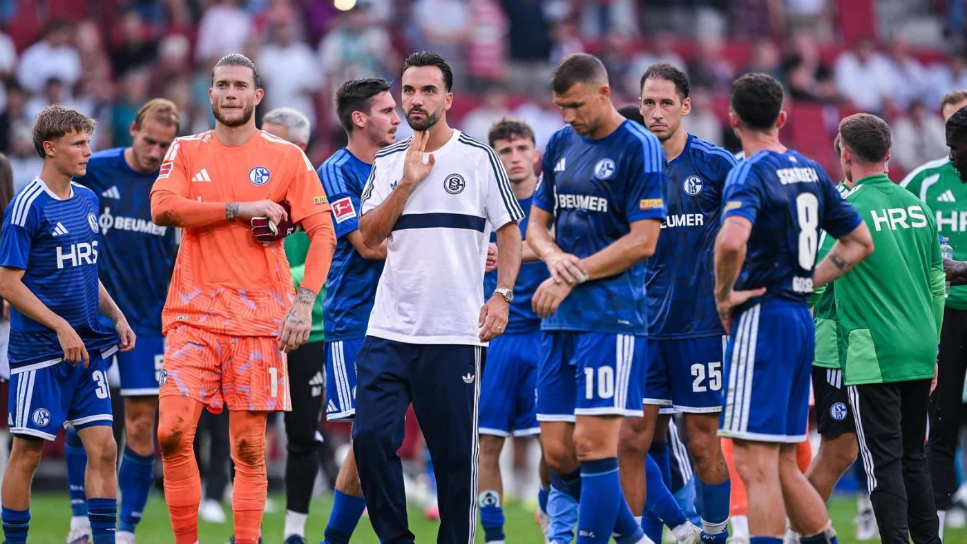 Schalke-Profis in Augsburg getrübt nach Niederlage.