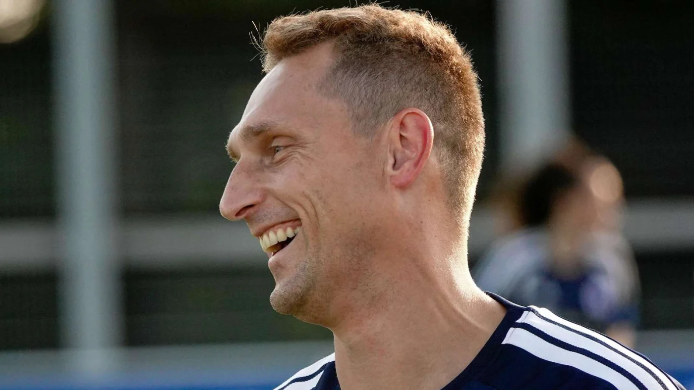 Schalkes Frauen-Trainer Stefan Colmsee lacht.