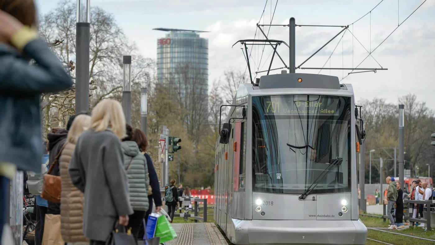 Schwerer Unfall in Düsseldorf: 65-Jährige von Straßenbahn erfasst