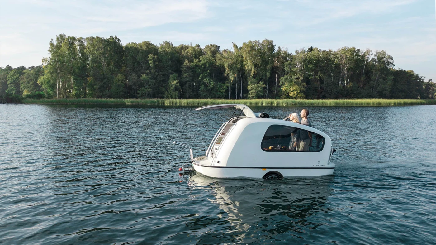 Sealander fährt mit Personen auf einem See