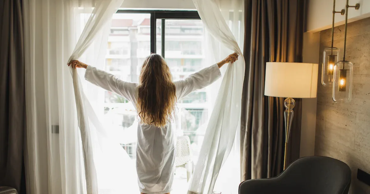 Sichtbare Gardinenstangen sind out: Mit diesem Decken-Trick entsteht der Hotel-Look