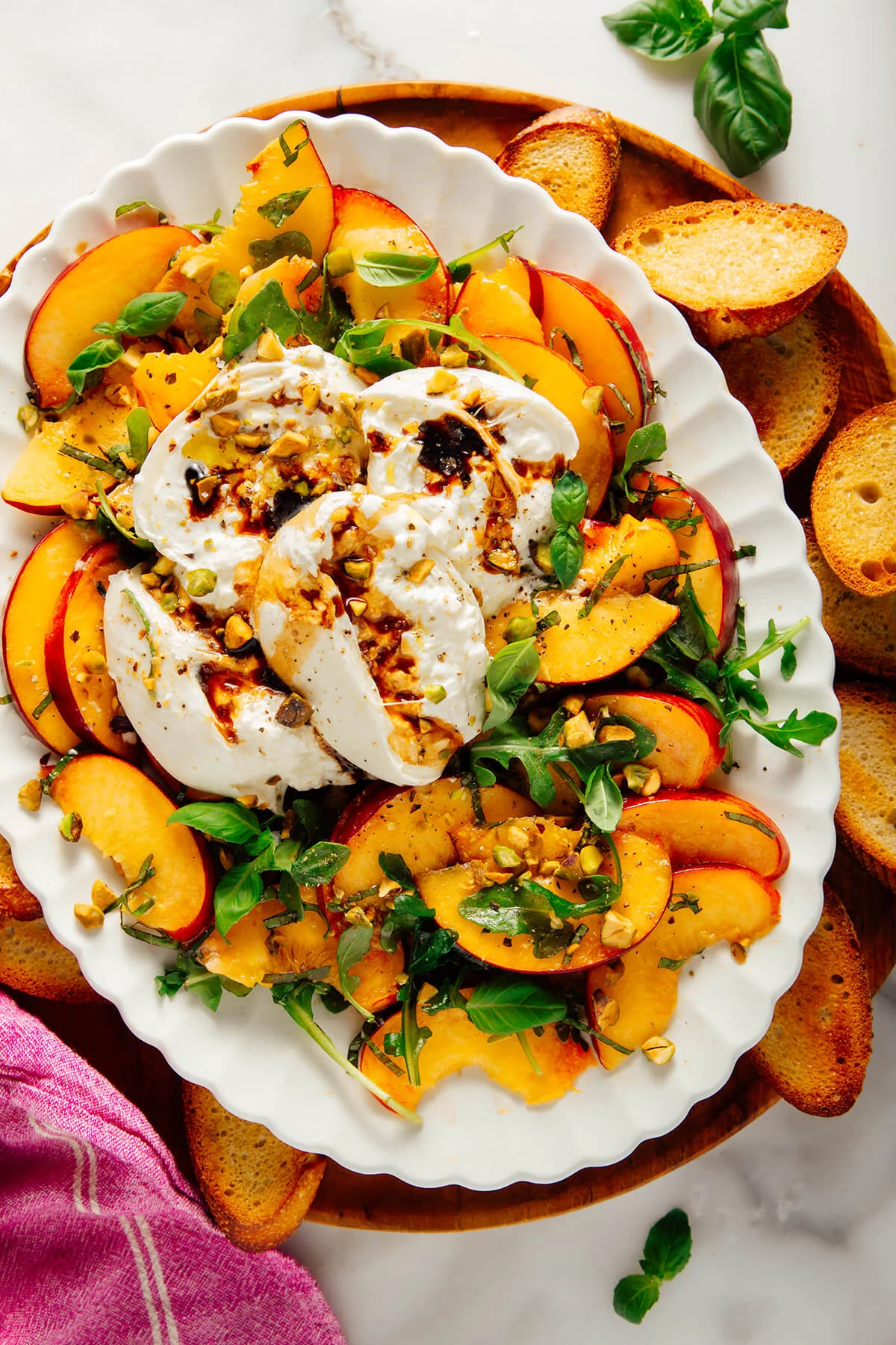 Sommer-Genuss in 15 Minuten: Pfirsich-Burrata-Salat