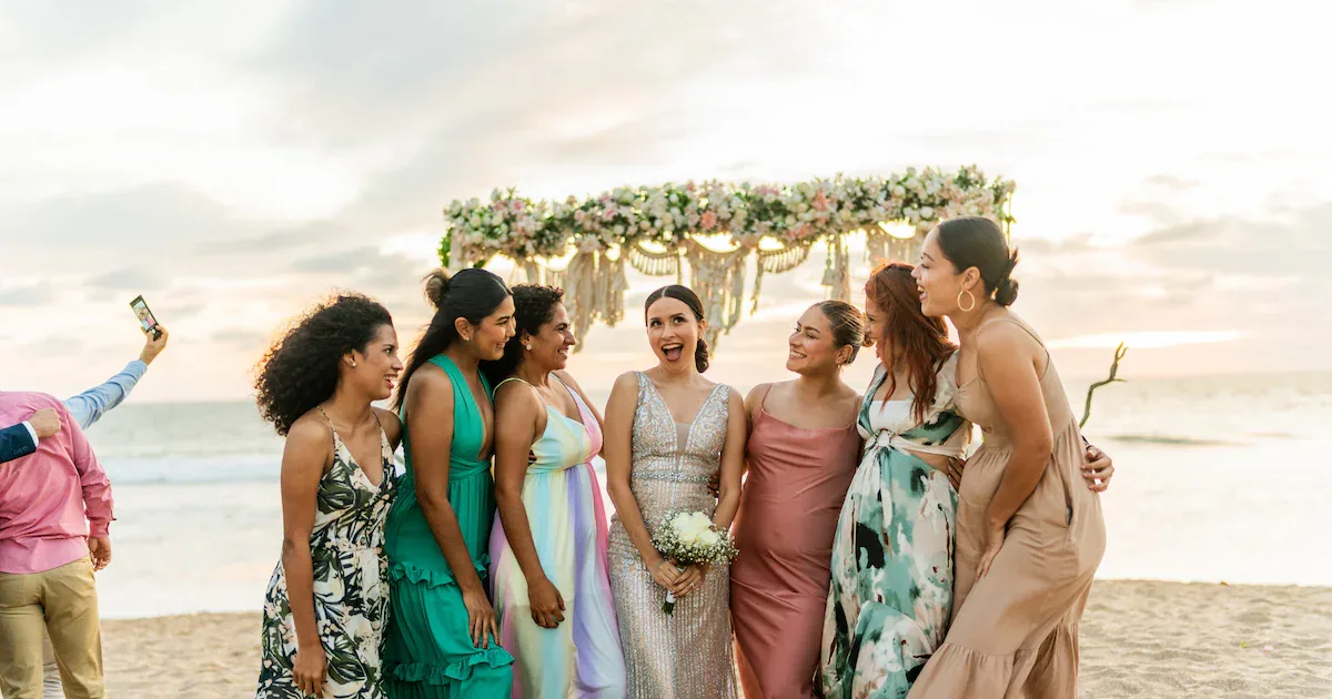 Sommerhochzeit: So meistern Sie den Dresscode bei über 30 Grad