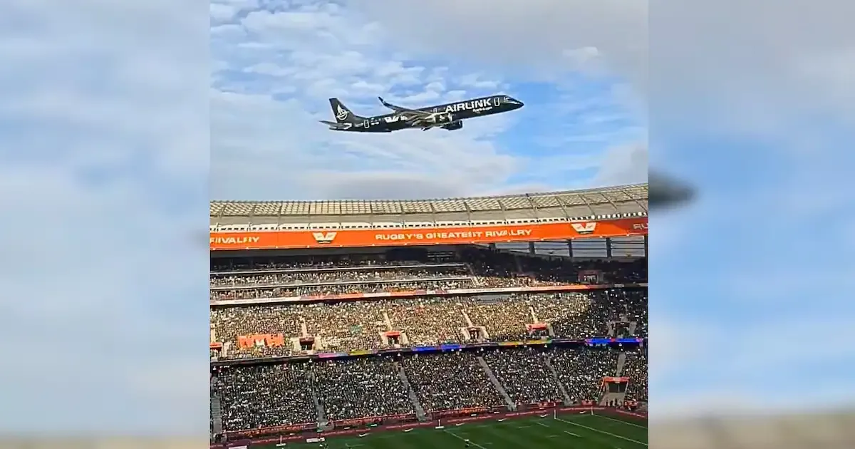 Spektakel vor Rugby-Klassiker: 2 Embraer-Jets fliegen extrem tief über das DHL-Stadion