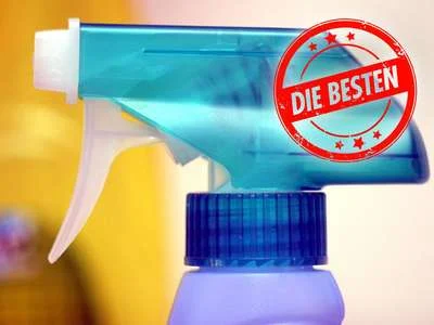 Sprühflaschen stehen nebeneinander, im Bildvordergrund ein roter Stempel mit der Aufschrift die besten.