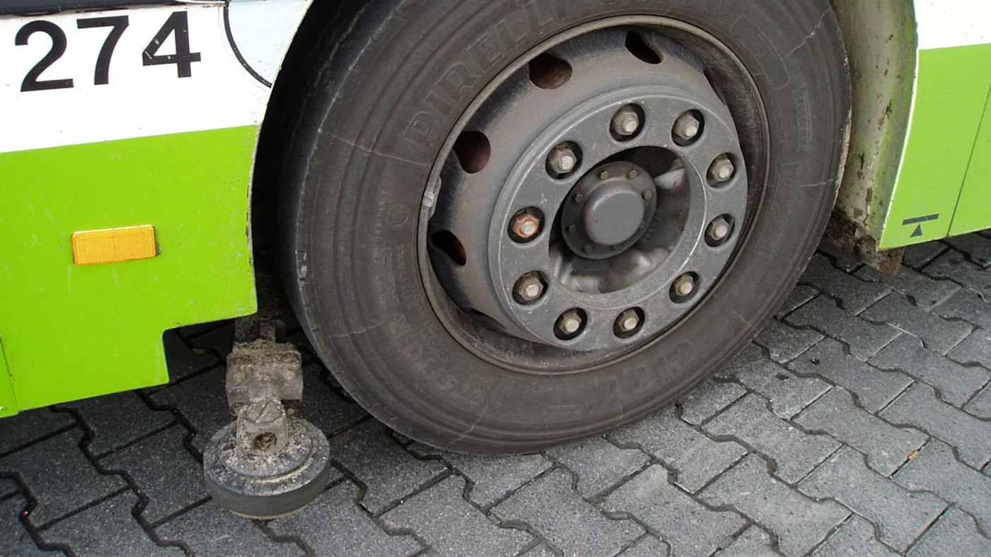 Spurbus mit Führungsrad