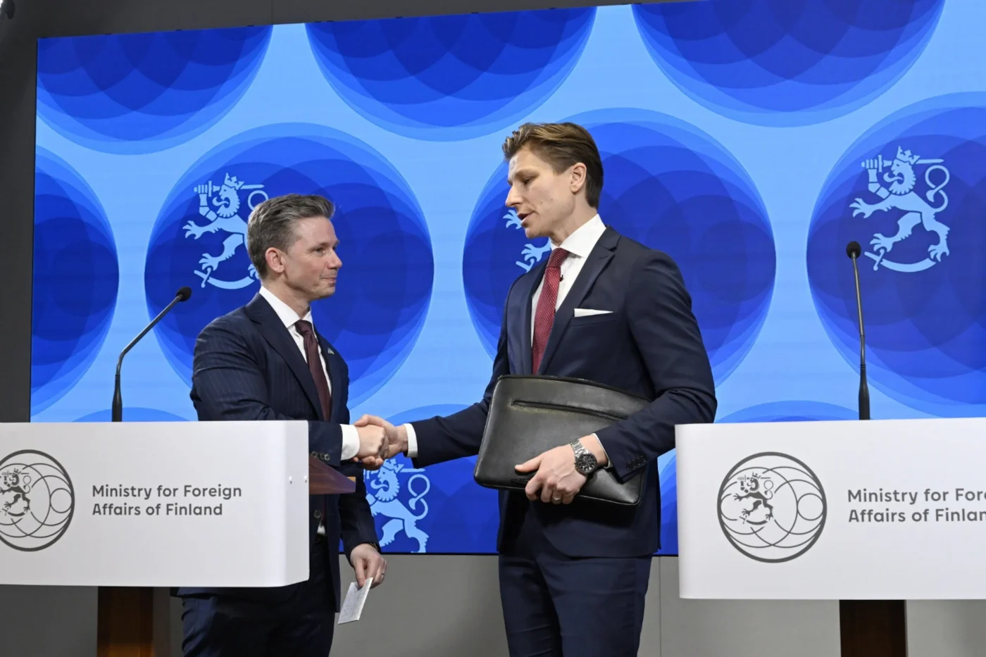 Swedish Defence Minister Pal Jonson (L) and Finnish Defence Minister Antti Häkkänen (R)