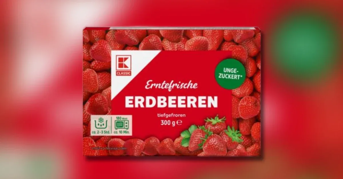 Symbolbild einer Verpackung tiefgekühlter Erdbeeren im Supermarktregal.