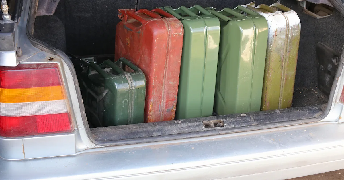 Tanktourismus extrem: Warum randvolle Benzinkanister im Auto lebensgefährlich sind