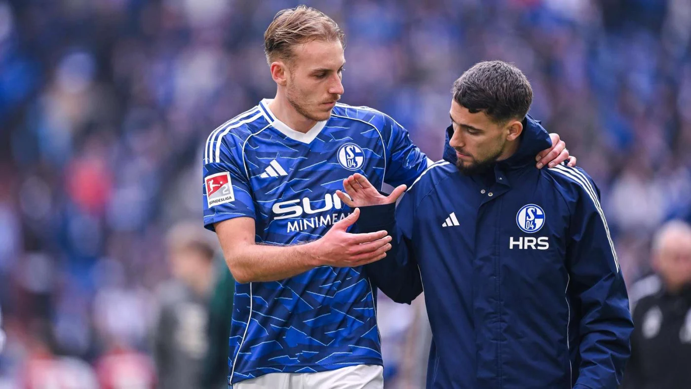Timo Becker und Adil Aouchiche klatschen ab.