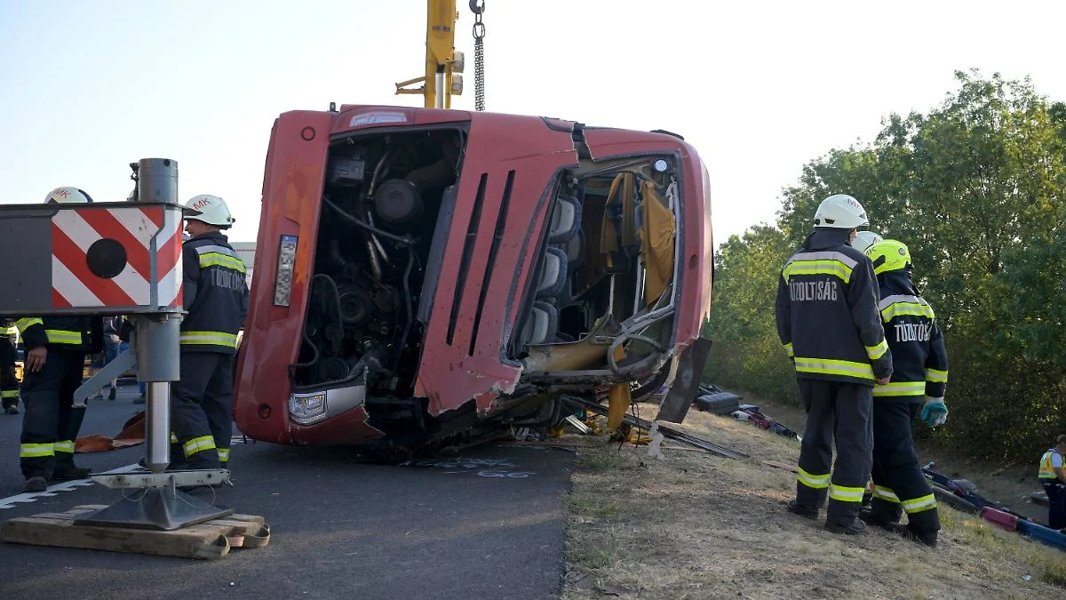 Tödlicher Reisebus-Unfall in Ungarn: Fahrer offenbar eingeschlafen