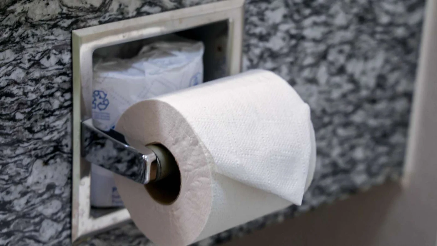 Toilettenpapier im Badezimmer eines Hotelzimmers.