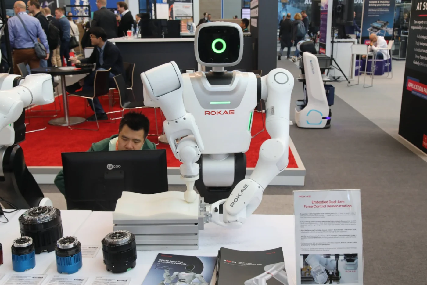 Trotz des immensen Marktpotenzials der humanoiden Roboter schränken hohe Produktionskosten sowie ungelöste Datenschutz- und Sicherheitsprobleme die Serienfertigung vorerst ein (Symbolbild).