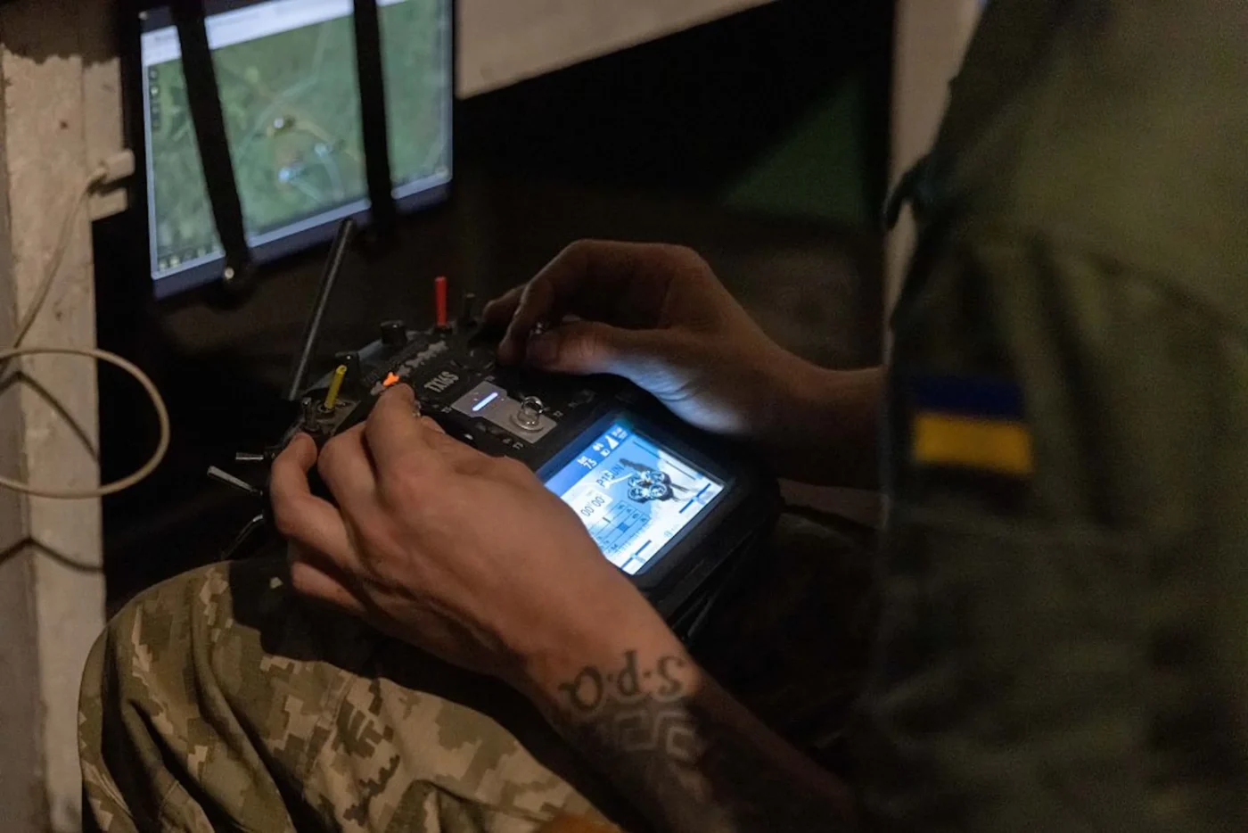 Ukrainische Soldaten bereiten einen Drohneneinsatz vor. Laut Berichten übernimmt Software dabei zunehmend einzelne Aufgaben.