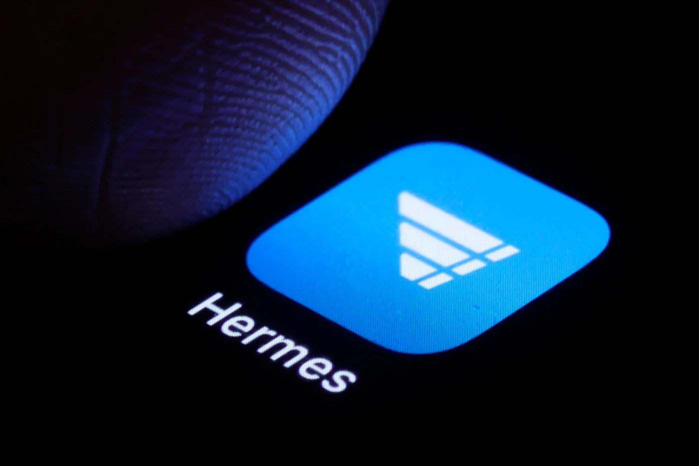 Verbraucher sollten den Paketstatus direkt über die offizielle Hermes-App oder Webseite prüfen (Symbolbild)