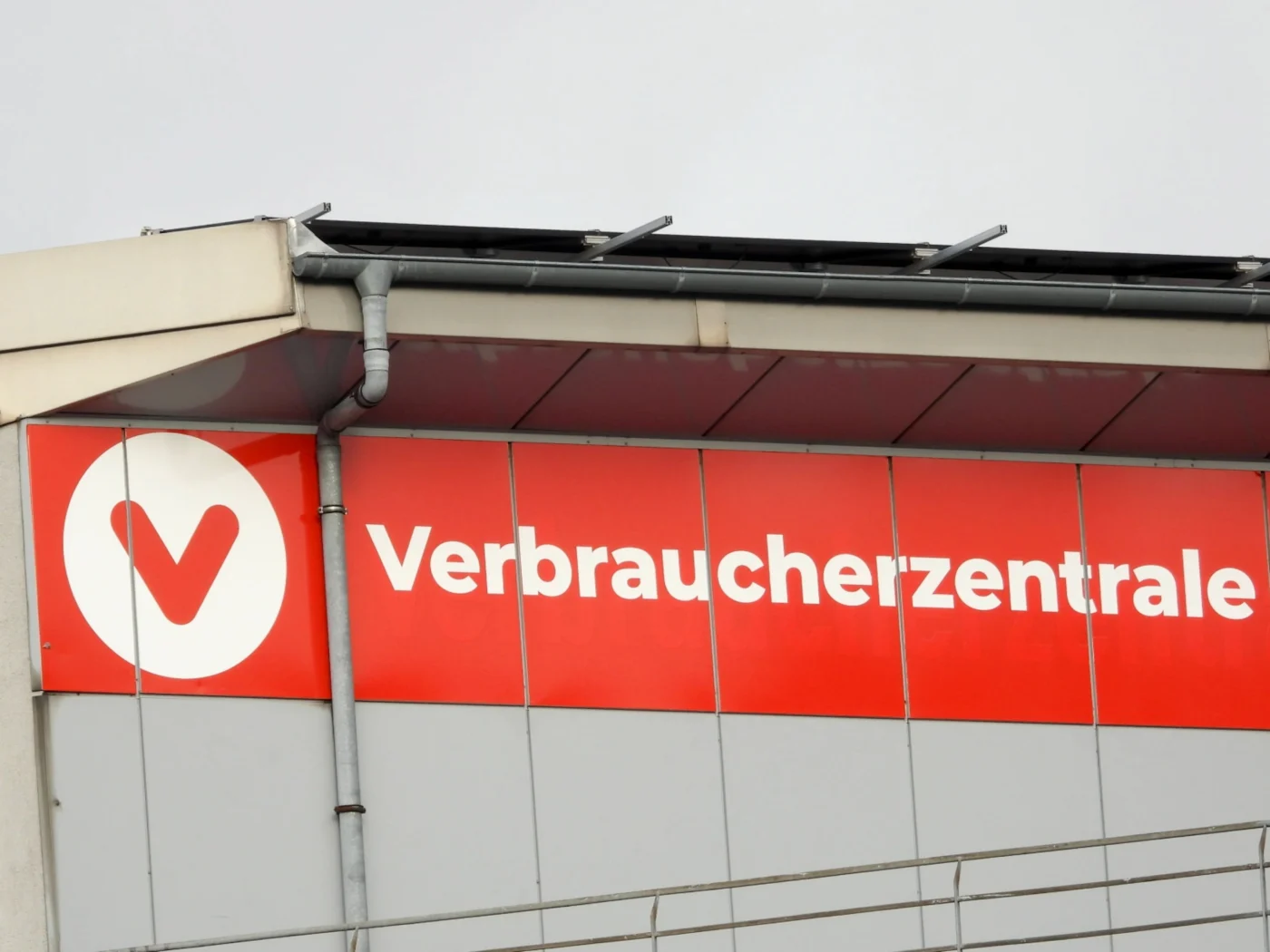 Verbraucherschützer raten dazu, den Kontostatus nur über die offizielle Sparkassen-App zu prüfen (Symbolbild)