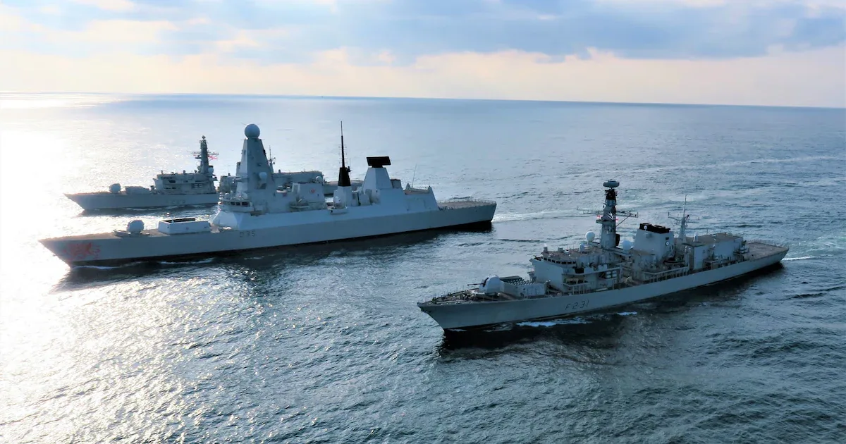 Verfassung verbietet Einsatz: Britische Kriegsschiffe müssen 22 Kilometer vor Irland stoppen