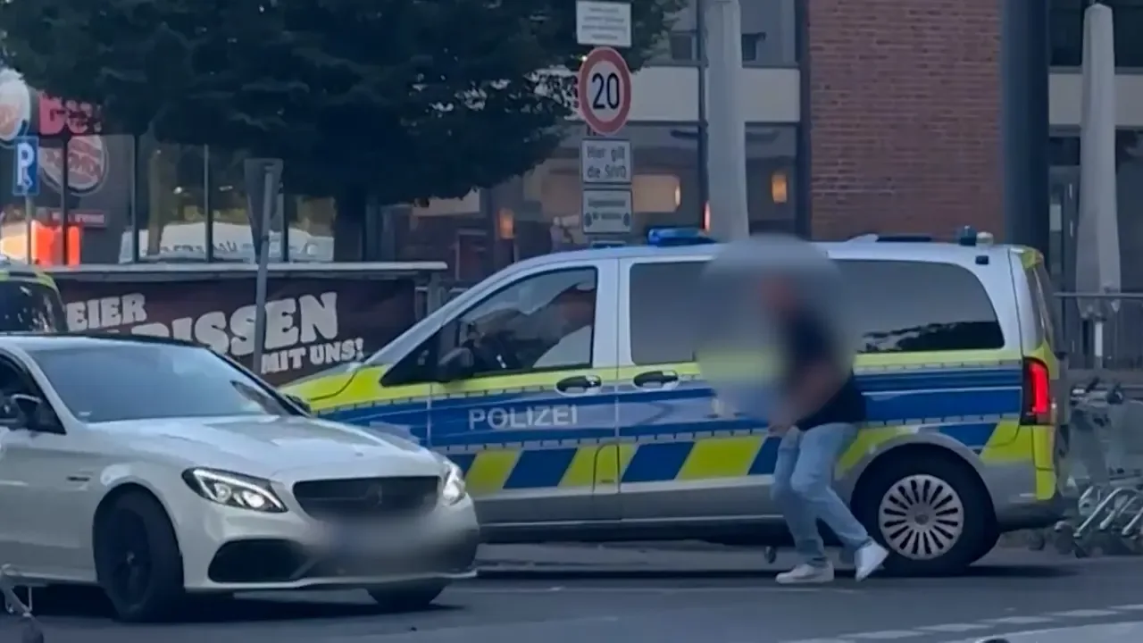 Verfolgungsjagd in Dortmund: Mercedes-Fahrer rammt Zivilpolizisten und flieht