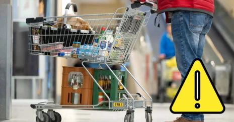 Verpacktes Roggen-Vollkornbrot im Supermarktregal