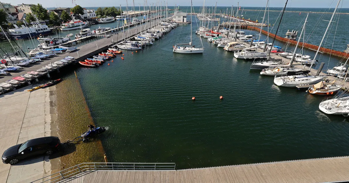 Vom Yachthafen ins Wasser: Jetski-Start endet mit versunkenem Auto