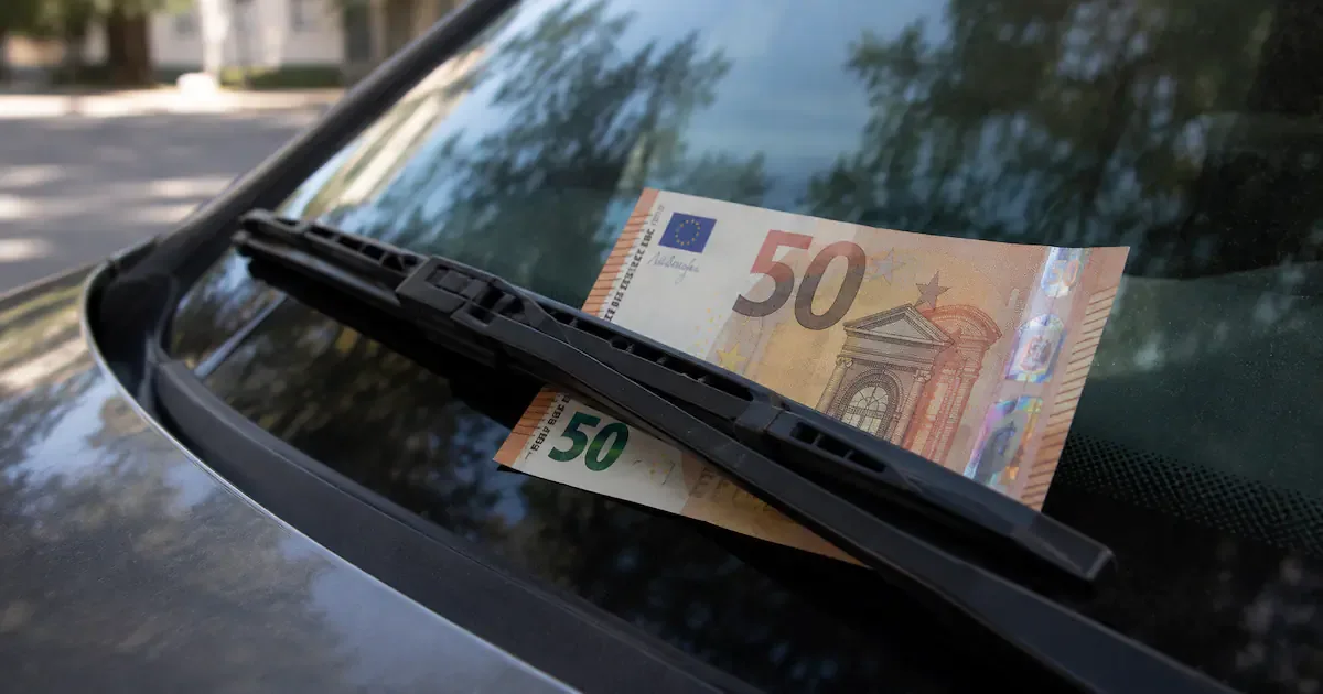 Vorsicht am Parkplatz: Warum Sie diesen Geldschein an Ihrer Windschutzscheibe ignorieren sollten