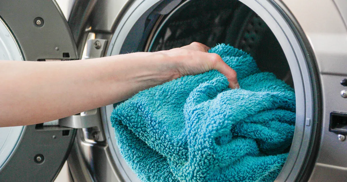 Wäsche waschen mit System: Wie oft Handtücher, Jeans und Bettwäsche wirklich in die Maschine gehören