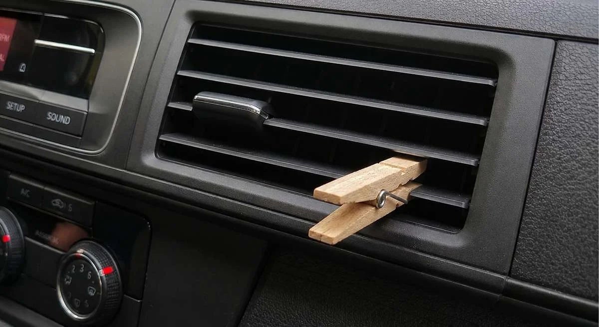 Wäscheklammer an den Lüftungsschlitzen: Wie wenige Tropfen Duftöl das Auto auffrischen