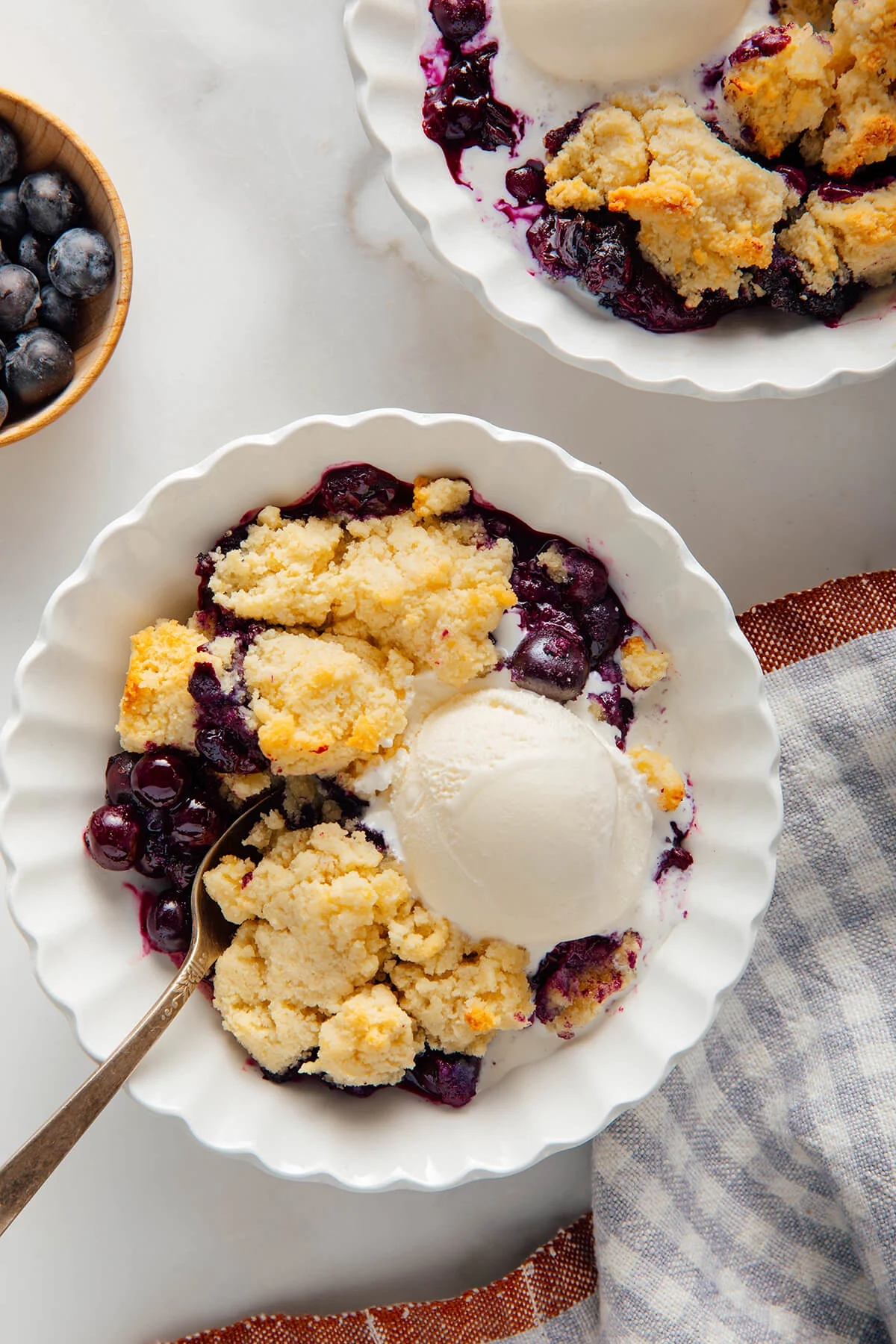 Warum dieser glutenfreie Blaubeer-Cobbler mit Mandelkruste der Sommertraum ist