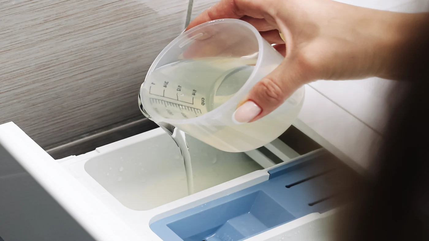 Weißer als Schnee: Dieser simple Apotheken-Trick rettet Ihre Wäsche