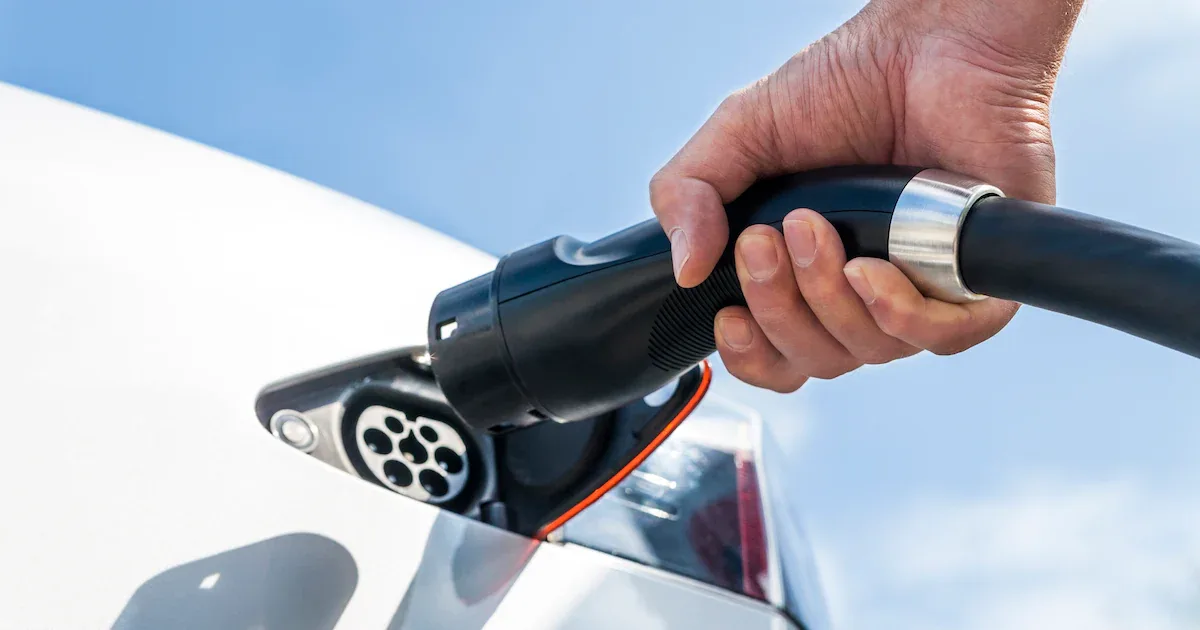 Wende auf dem Automarkt: Warum der Umstieg auf E-Autos jetzt Fahrt aufnimmt