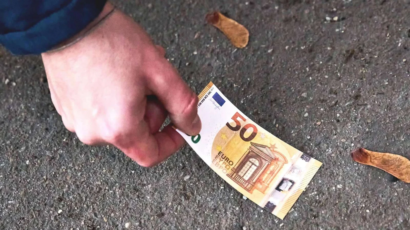Wer Bargeld auf der Straße findet, darf es nur unter Umständen behalten.