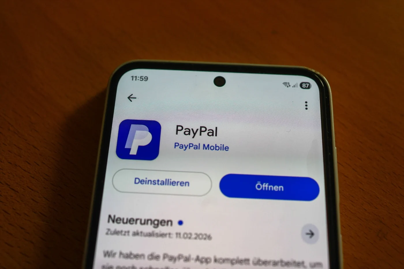 Wer eine verdächtige PayPal-Nachricht erhält, sollte das Konto direkt über die offizielle App prüfen (Symbolbild)