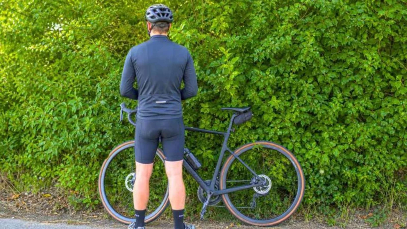 Wildpinkeln in der Öffentlichkeit ist für Radfahrer nicht erlaubt (Symbolbild).