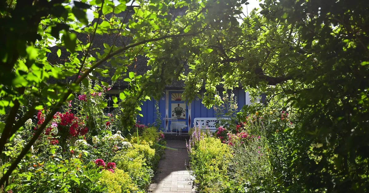 Wohnen im Garten: Wie ein „Granny-Pod“ die Mehrgenerationen-Familie rettet