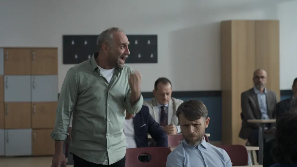 „You Don’t Belong Here“: Ein starkes Drama, das an seiner eigenen Steifheit scheitert