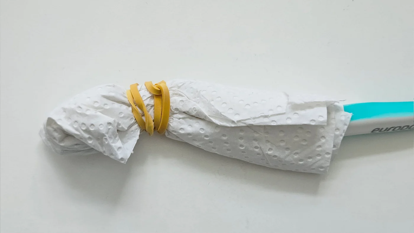 Zahnbürste mit Küchenpapier
