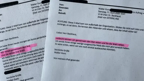Zwei ausgedruckte Mails an Umweltminister Till Backhaus adressiert.