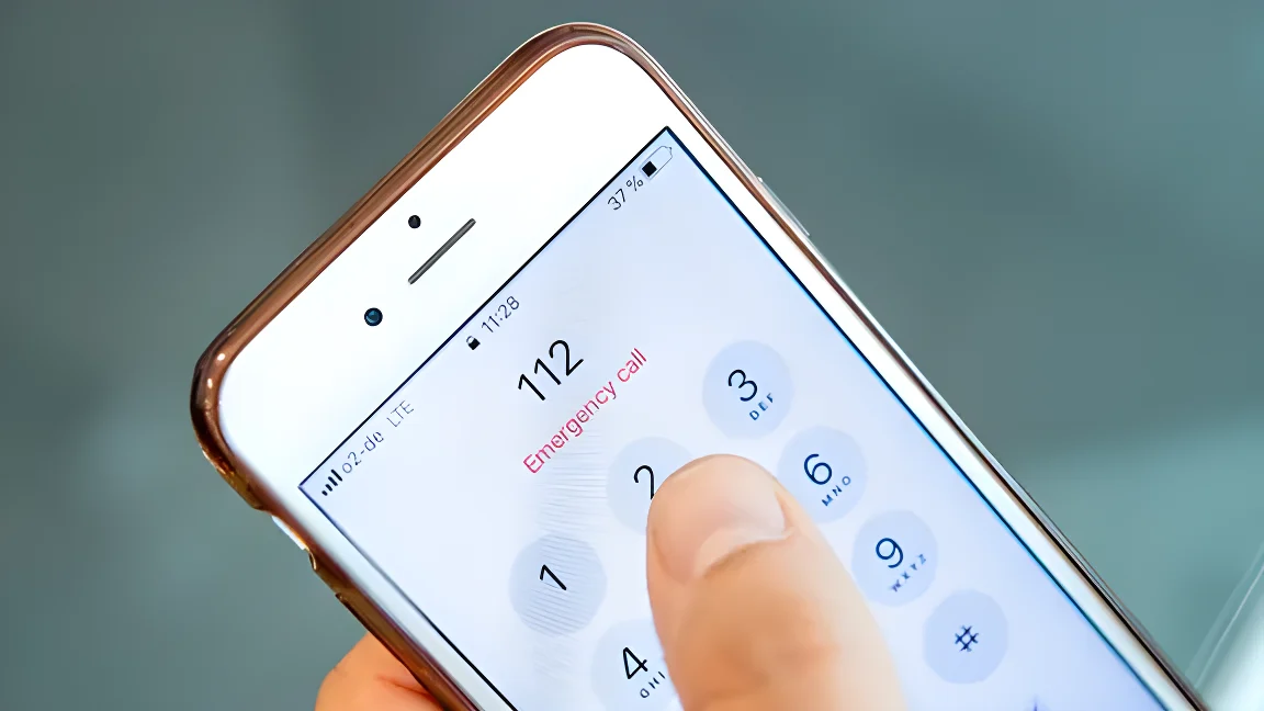 112 wird auf einem Smartphone gewählt.